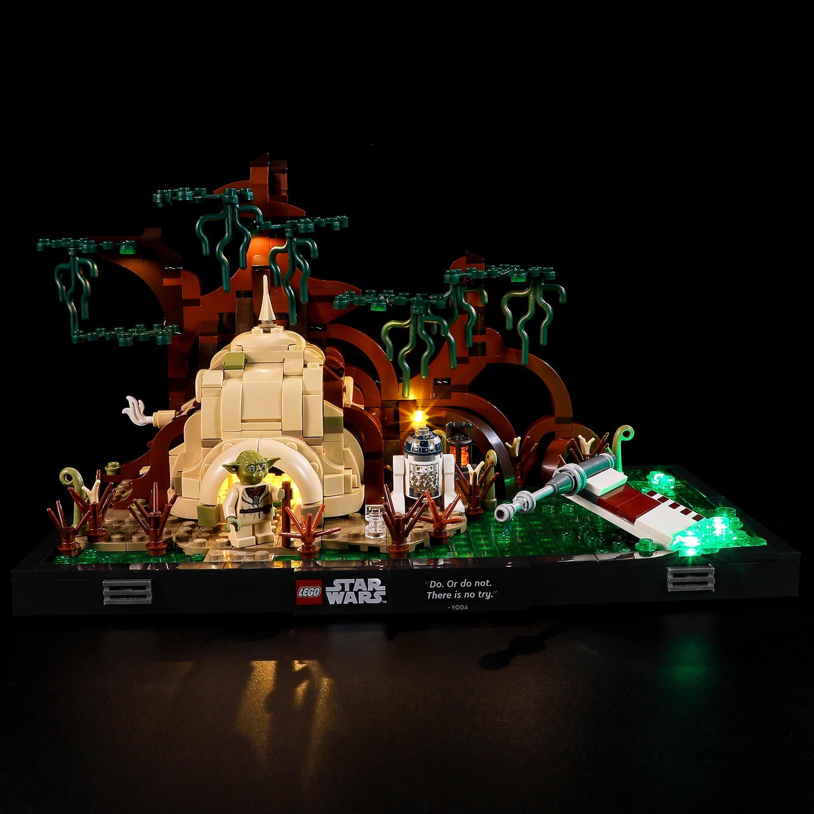 light up LEGO Star Wars Diorama Collection 75330 Dagobah Jedi Training
